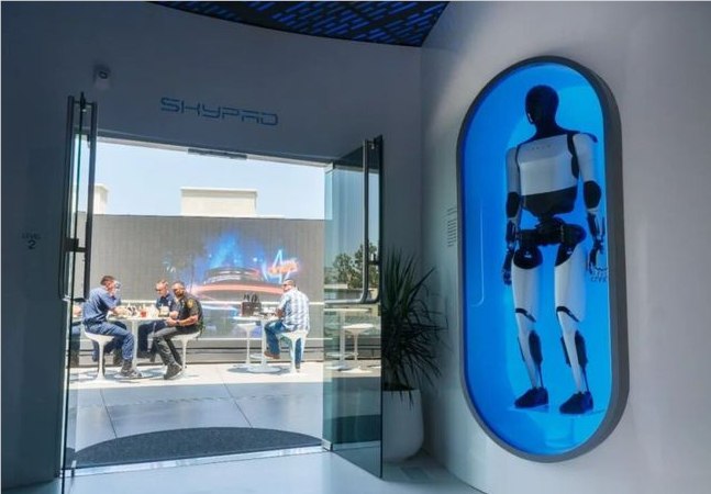 马斯克神话破灭？特斯拉首家 AI 餐厅沦为“鬼城”，主厨跑路、机器人撤退仅仅半年时间，马斯克亲自背书的洛杉矶圣莫尼卡大道特斯拉超级充电餐厅便从流量巅峰跌入了经营冰点