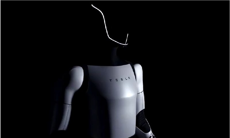 马斯克语出惊人:声称三年内通用机器人手术水平将冠绝全球特斯拉首席执行官埃隆·马斯克近日在接受知名工程师彼得·戴曼迪斯的深度访谈时表示，特斯拉研发的“擎天柱”（Optimus）通用机器人将在短短三年内，在外科手术领域超越全球最顶尖的人类医生