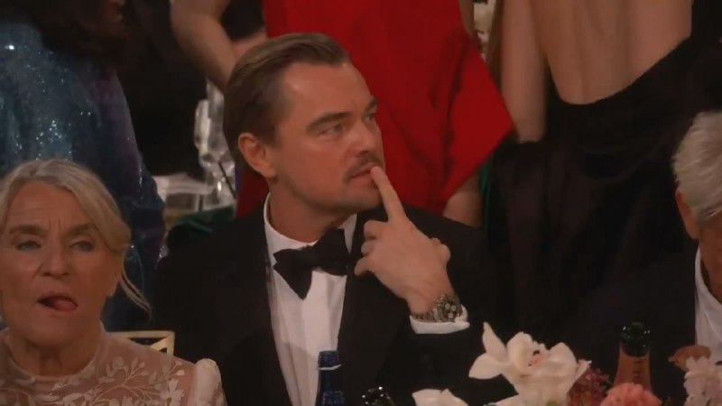 小李子像“同性恋”？金球奖片段疯传引热议在昨晚举行的2026年金球奖颁奖典礼上，好莱坞巨星莱昂纳多·迪卡普里奥（Leonardo DiCaprio）的一段现场视频在社交媒体疯传