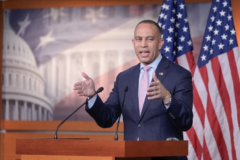 🏥 美国众议院通过法案延长医保补贴，部分共和党议员倒戈支持美国众议院于周四以230票对196票的结果通过了一项法案，旨在延长已到期的《平价医疗法案》（ACA）医疗保健补贴