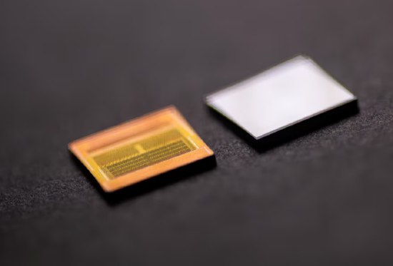 全球芯片制造商在人工智能热潮中创纪录上涨 市值增加2000亿美元全球芯片制造商市值飙升，投资者争相布局人工智能领域，这成为科技股持续飙升至历史高位的最新迹象