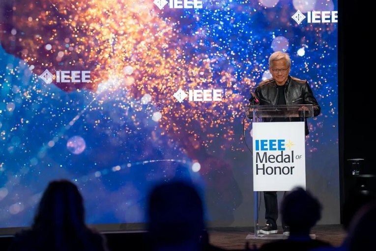 英伟达CEO黄仁勋获IEEE最高荣誉奖章 揽200万美元奖金全球最大专业技术组织IEEE（电气电子工程师学会）今日宣布，将2026年度IEEE荣誉奖章授予NVIDIA创始人兼首席执行官黄仁勋（Jensen Huang）