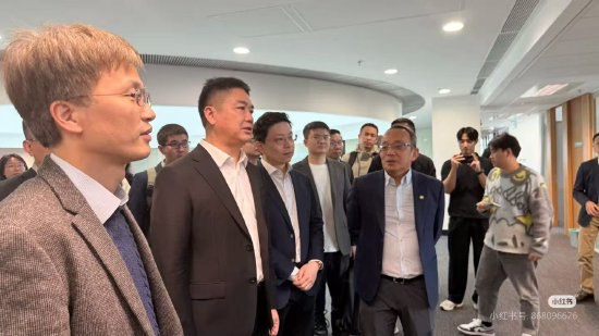 传刘强东现身香港科技大学参观人工智能 此前有消息称其重回业务一线此前，还有媒体报道称，过去一年里，刘强东亲自深入业务一线，而且频率变高了，不仅参加零售、物流等业务部门的例会，还亲自指导创新业务，并带队同合作伙伴沟通
