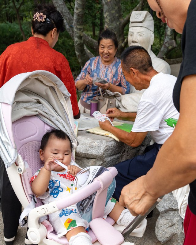 📉 全球人口萎缩趋势难解气候与就业危机 人口趋势与技术挑战全球出生率普遍下降，中国人口预计到本世纪末将减半，全球人口可能在50至60年内开始萎缩