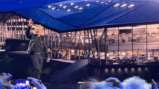 黄仁勋新年第一场演讲提及DeepSeek 称其“点燃了全球热情”第一财经报道，在拉斯维加斯的英伟达发布会上，CEO黄仁勋回顾了过去一年AI行业的进展，指出开源模型的兴起已成为全球创新的重要催化剂