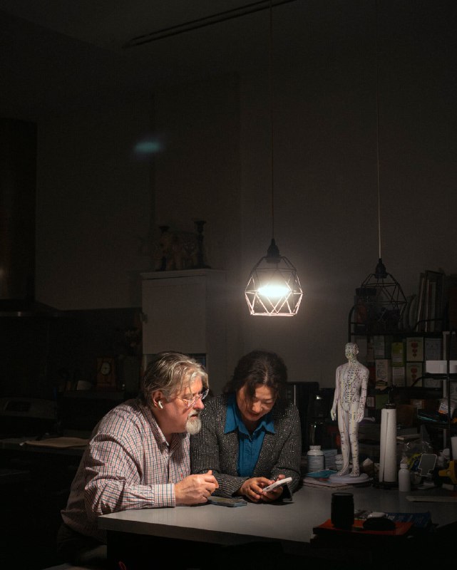 📱 翻译软件跨越语言鸿沟：康州夫妇靠 AI 维系幸福婚姻现居美国康涅狄格州的 62 岁男子 David Duda 与 57 岁华裔女子梁红（Hong Liang）已结婚三年，尽管两人分别仅通晓英语和普通话，但凭借微软翻译（Microsoft Translator）等技术实现了深度交流