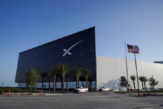 SpaceX计划2026年IPO募资超300亿美元埃隆・马斯克旗下的 SpaceX 正推进IPO计划，拟募资规模将远超 300 亿美元，目标估值约 1.5 万亿美元