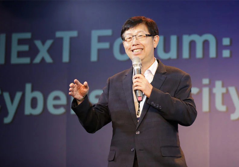 富士康董事长先见奥特曼再见黄仁勋、股价大涨8%10月16日，据《华尔街日报》报道，富士康股价周四再次因投资者对AI的热情而飙升