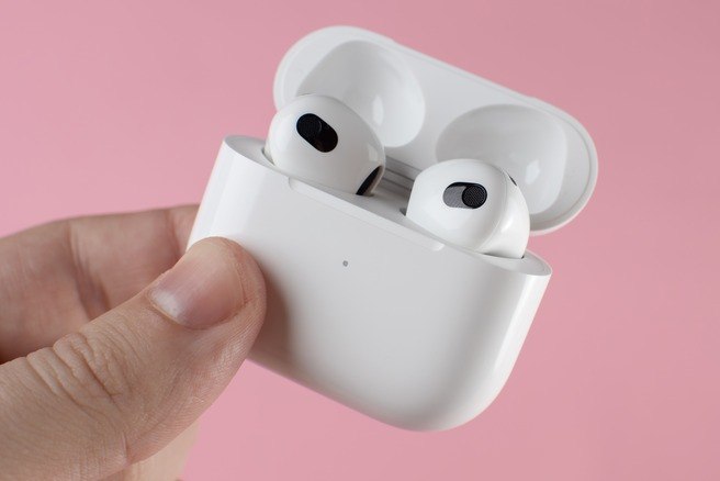 OpenAI瞄准苹果AirPods 科技人士爆料新产品在9月发布OpenAI似乎正在针对苹果的无线耳机AirPods开发产品