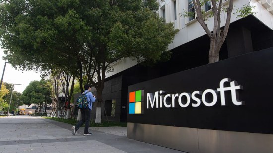 微软首次推出自愿离职买断计划 覆盖美国至多7%员工在人工智能热潮重塑整个科技行业格局的背景下，这家拥有 51 年历史的软件巨头首次面向美国部分员工推出自愿买断离职方案
