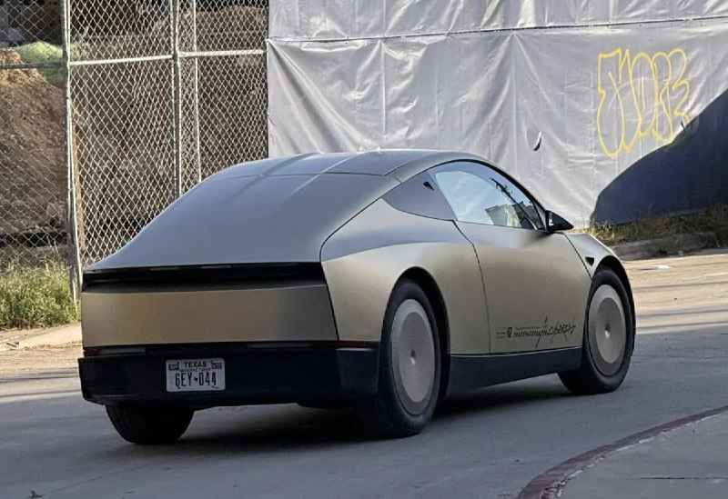 ↩️🖼 特斯拉 Cybercab 首次在德州公共道路测试，预计 2026 年 4 月投产科技圈🎗在花频道📮:报道称特斯拉无人驾驶出租车 Cybercab 可以通过类似于游戏手柄的控制器控制 彼得森汽车博物馆展出的特斯拉无人驾驶出租车 Cybercab 展现了其独特设计