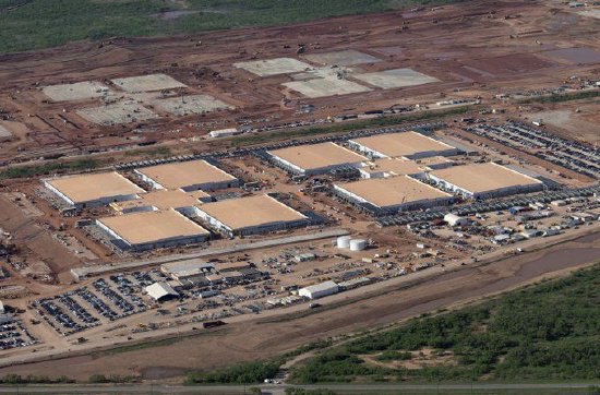 OpenAI公布万亿美元算力投资计划 马斯克回应据报道，OpenAI周二阐述了一项宏伟愿景，计划斥资1万亿美元在美国和海外大规模建设数据中心，并展示了位于达拉斯以西约180英里处一个面积与中央公园相当的在建综合设施