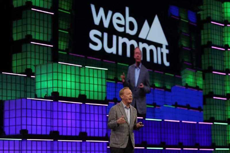 美科技巨头扩大海外AI算力：谷歌微软在欧洲投资超1000亿11月12日，据《华尔街日报》报道，Google和微软表示，将在欧洲投资逾160亿美元(约合1139亿元人民币)扩大AI基础设施