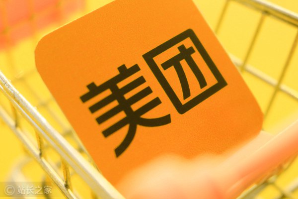 美团披露2025年财报:自研大模型LongCat与AI助手“小团”重塑本地生活入口美团于2026年3月26日发布2025年度业绩报告，显示全年收入3，649亿元，同比增长8%，受即时零售行业竞争加剧影响，全年净亏损234亿元