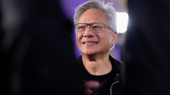 英伟达接连敲定AI基础设施交易 市值突破4.5万亿美元周二，英伟达股价创下历史新高，上涨近 3%，推动这家芯片制造商的市值突破 4.5 万亿美元