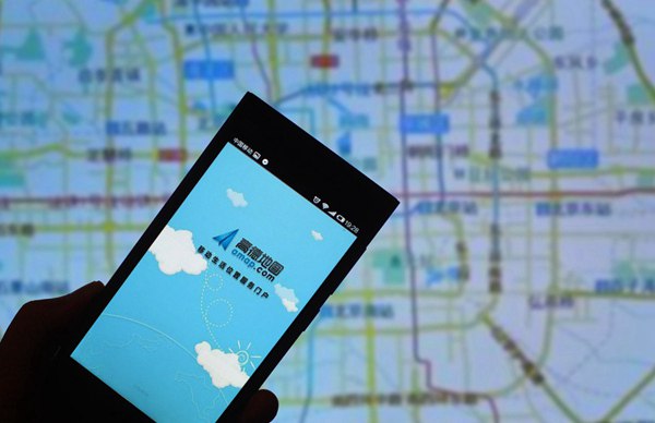 高德开放平台联手小米、Rokid 等巨头，定义智能穿戴“主动服务”新标准高德开放平台近日正式发布“智能穿戴解决方案”，依托“数据底座+AI空间智能+生态协同”的技术架构，旨在解决智能手表与智能眼镜长期存在的交互不便、算力受限及生态割裂等痛点