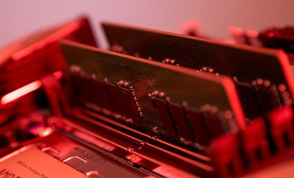 三星电子整合HBM技术路线 核心团队并入DRAM开发体系三星电子近期对其高带宽存储器（HBM）开发团队进行了组织调整，撤销原隶属于半导体业务DS部门下的HBM开发团队，相关人员整体并入DRAM开发室