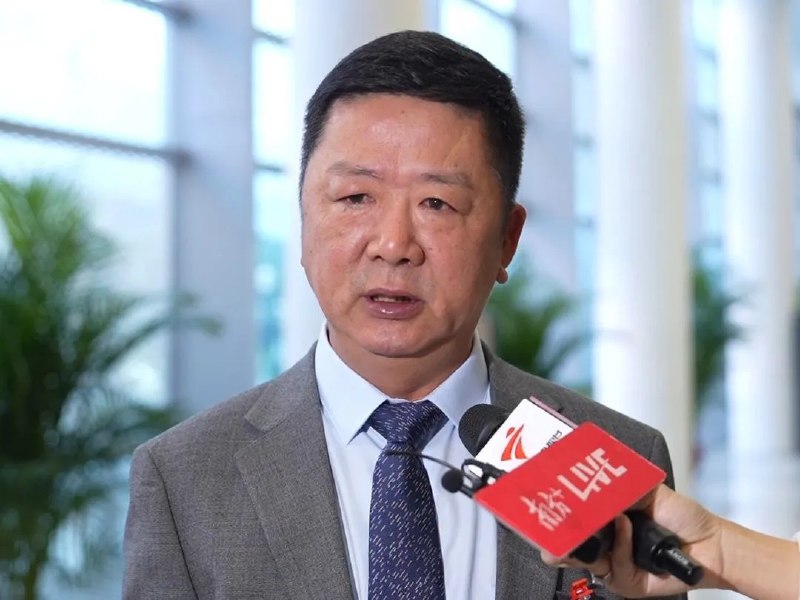 iPhone 17带动立讯精密股价大涨32% 创始人王来胜财富增长378亿据《商业内幕》报道，立讯精密成为了苹果iPhone 17上市的受益者，其联合创始人、副董事长王来胜的财富增长了53亿美元(约合378亿元人民币)