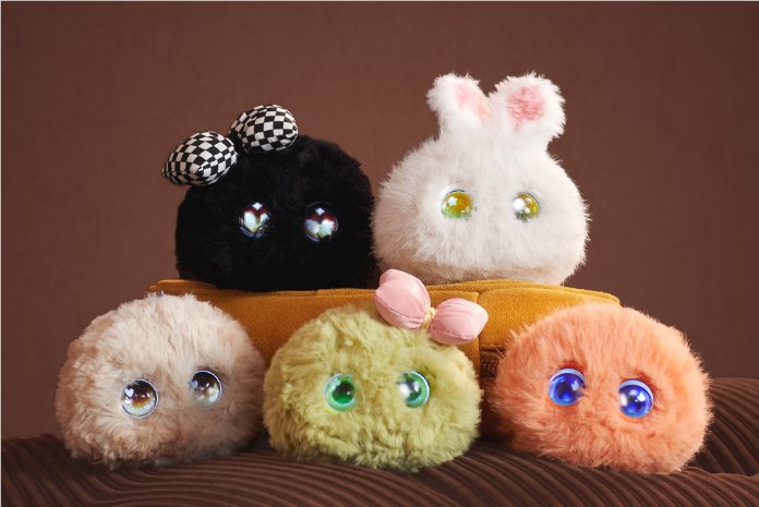 京东京造AI玩具覆盖全龄段！“唠唠鹦”陪老人听戏、“球球墨墨”解职场焦虑，AI陪伴进入家庭刚需时代当AI不再只是手机里的语音助手，而是化身为会讲方言的智能鹦鹉、懂情绪的桌面玩伴，甚至能紧急呼救的健康守护者，人工智能正以最柔软的方式融入家庭生活的每个角落