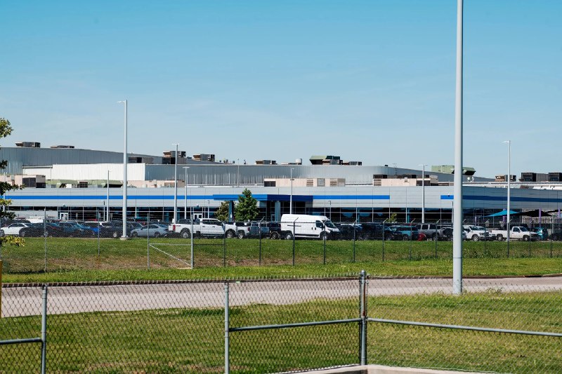 马斯克旗下xAI收购第三栋建筑 扩大人工智能算力规模马斯克周二表示，其人工智能初创企业xAI已收购第三栋建筑用于扩建基础设施，目标是将模型训练算力提升至近20亿瓦