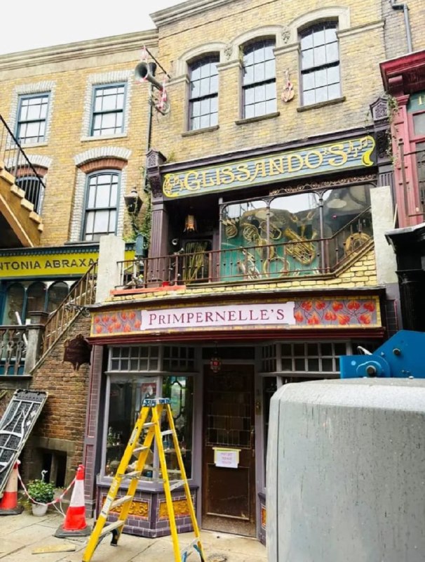 ⚡️《哈利波特》真人剧集片场照曝光：对角巷重现，首季2027年上线网上曝光了《哈利波特》真人剧集的新一批片场照片，其中展示了仿造“对角巷”的街景布景