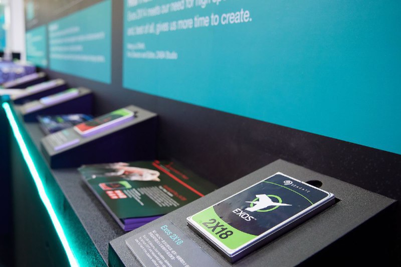 ↩️🖼 HDD 交付延迟拉长至 2 年，QLC NAND 产能提前被抢购一空科技圈🎗在花频道📮:AI数据中心消耗全球存储供应，内存和SSD价格或将暴涨十年 分析师和内存制造商警告，AI数据中心的巨大需求正在消耗全球大部分内存和闪存产能，将导致NAND和DRAM严重短缺