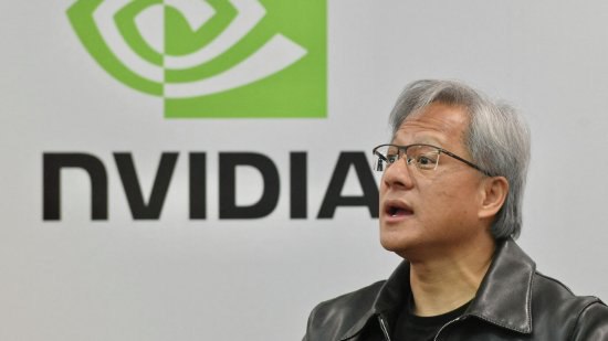 曝与陈立武是老朋友 黄仁勋宣布与英特尔合作将撬动500亿美元市场在两家公司宣布“英伟达将与英特尔联合开发数据中心及个人电脑芯片”（作为投资协议的一部分）后，黄仁勋于周四的记者电话会议中透露，他曾就此次合作与英特尔首席执行官陈立武进行过私人沟通，并称陈立武是自己的“老朋友”