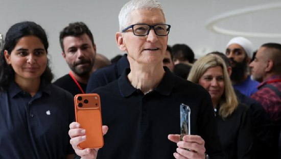 库克宣布将卸任苹果CEO 特朗普、巴菲特、奥特曼等人这样说苹果公司于周一宣布，首席执行官蒂姆·库克将由约翰·特努斯接任