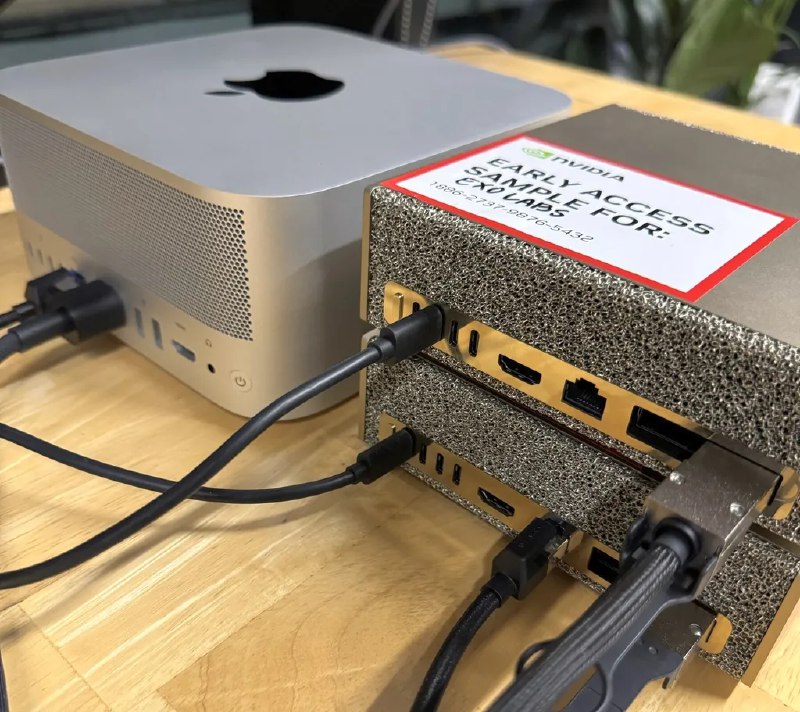 苹果×NVIDIA“梦幻联动” 两台DGX Spark+Mac Studio合体最近，EXO实验室展示了其最新成果：将两台NVIDIA的DGX Spark迷你超算与苹果的M3 Ultra Mac Studio相结合，成功打造出一个高效的AI协同网络，实现了AI性能的大幅提升