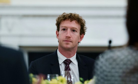 Meta高薪挖角AI明星引发内部摩擦Meta在今夏投入巨资从竞争对手手中挖来大批人工智能人才，但如何让这些“天价新兵”与老员工顺利融合，已成为公司面临的最大挑战之一