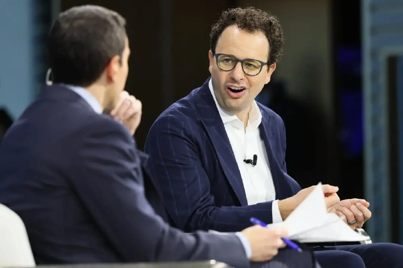 暗讽OpenAI？Anthropic CEO发泡沫警告：有些公司投资风险太高12月4日，据彭博社报道，美国AI创业公司Anthropic CEO达里奥·阿莫代(Dario Amodei)周三指出，一些AI公司承诺投入数千亿美元甚至更多资金开发和支持AI系统，承担了过高的风险