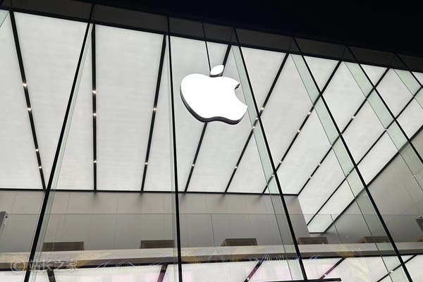 iOS 26 重磅更新！短信应用引入 AI 智能搜索功能苹果公司正式发布了 iOS 26 系统，并对短信应用进行了重大优化