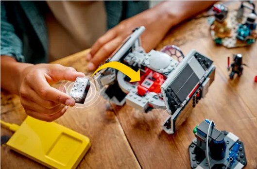 积木“成精”了！乐高 CES 2026 发布智能玩乐系统，无屏互动重塑物理游戏据 AIbase 报道，乐高集团（LEGO）在 CES2026上震撼发布了全新的“智能玩乐系统”(Smart Play)，这是自1978年乐高小人仔问世以来，积木物理系统最重大的一次进化