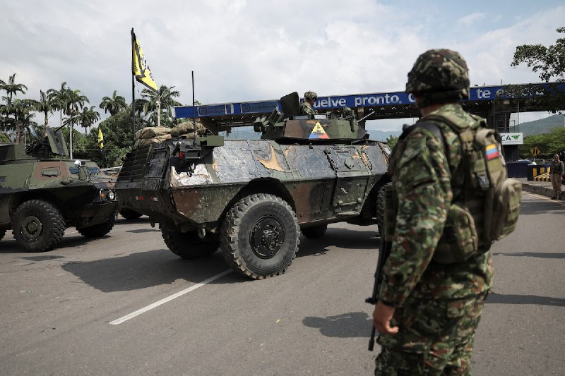 🚢 俄罗斯派遣潜艇护航曾遭美国拦截的油轮据《华尔街日报》援引一名美国官员的消息报道，俄罗斯已部署一艘潜艇及其他海军舰艇，为一艘名为“Bella 1”的高龄油轮提供护航
