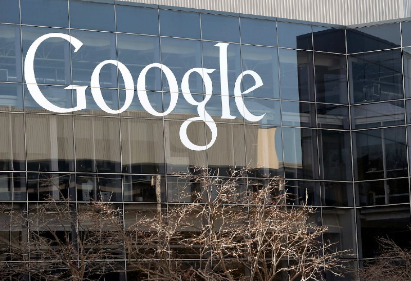 谷歌搜索案救济：保留 Chrome/Android，禁独家并共享部分搜索数据美国时间 9 月 2 日，华盛顿特区地方法院法官 Amit Mehta 发布救济裁定：法院不要求谷歌剥离 Chrome 或 Android；要求其停止与搜索分发相关的排他性（独家）条款，并向合格竞争者共享部分搜索索引与用户交互数据