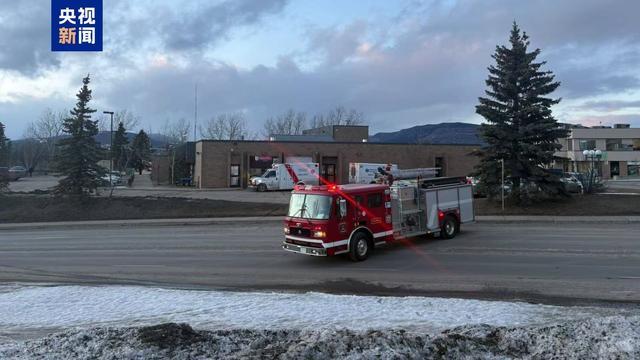 加拿大枪击案嫌犯曾用ChatGPT生成暴力场景 OpenAI未向警方预警美国开放人工智能研究中心（OpenAI）表示，加拿大不列颠哥伦比亚省塔布勒岭校园枪击案发生前几个月，枪手与ChatGPT聊天机器人互动，OpenAI曾考虑提醒执法部门