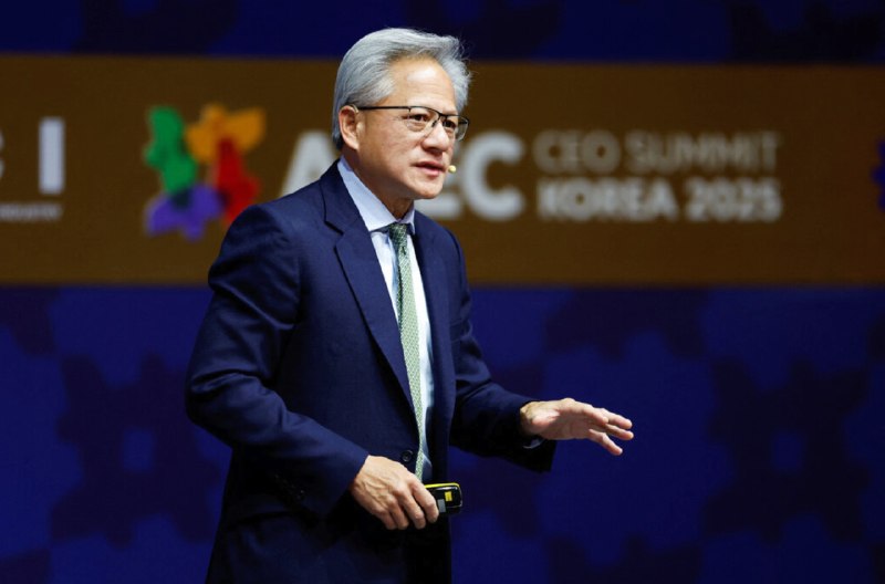 投资AI公司是为了推高营收？黄仁勋回应批评据CNBC报道，英伟达CEO黄仁勋(Jensen Huang)周三为公司不断为AI热潮提供融资的做法进行辩护，并反驳了外界的批评