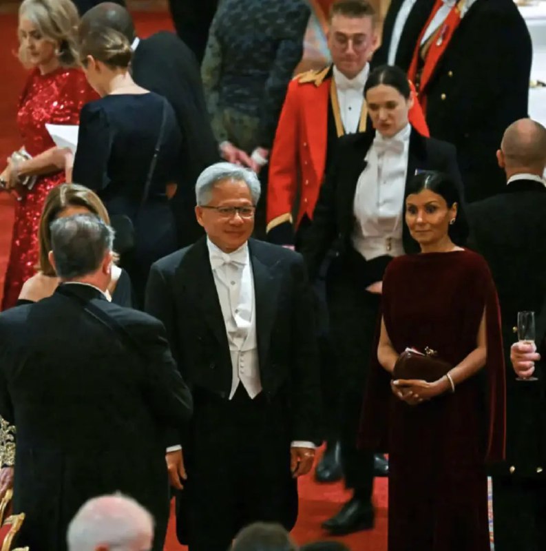 美科技大佬亮相特朗普英国国宴 黄仁勋、库克都在9月18日，据科技网站9to5mac报道，英国国王查尔斯三世周三在温莎城堡为到访的美国总统特朗普举行国宴