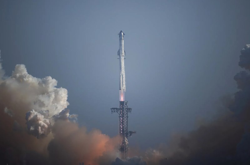 马斯克加速太空数据中心布局：首批AI卫星明年发射 搭载英伟达芯片据彭博社报道，SpaceX CEO埃隆·马斯克(Elon Musk)周一表示，首批搭载英伟达芯片的AI卫星将于明年第四季度发射，并将在2028年达到“可观规模”