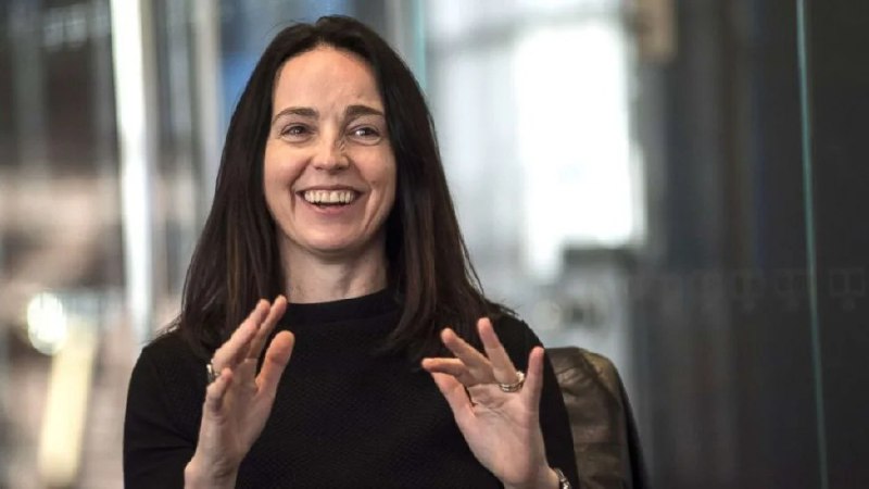 万亿美元IPO降至？OpenAI CFO否认：目前没有计划11月6日，据《华尔街日报》报道，OpenAI CFO莎拉·弗莱尔(Sarah Friar)周三表示，短期内公司不会进行首次公开招股(IPO)，希望联邦政府能够为未来数据中心项目的融资提供支持