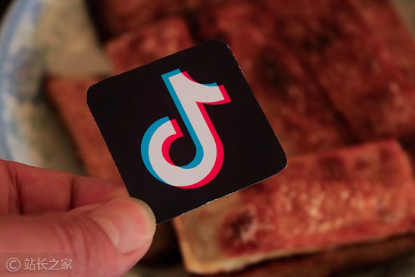 抖音启动AI仿冒专项治理:严禁使用AI技术伪造名人带货11月6日，抖音副总裁李亮发文回应近期“温峥嵘被AI盗播带货”事件，表示该案例中提到的“三个直播间同时开播”并非发生在抖音平台，但平台确实发现存在部分利用AI技术仿冒名人进行带货的短视频内容