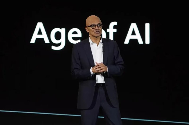 自研芯片不够成功 微软CEO：将借助OpenAI定制AI芯片技术据彭博社报道，微软公司计划利用其对OpenAI定制AI芯片开发的访问权限，来推进自身的芯片研发工作