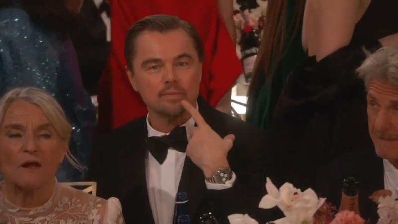 小李子像“同性恋”？金球奖片段疯传引热议在昨晚举行的2026年金球奖颁奖典礼上，好莱坞巨星莱昂纳多·迪卡普里奥（Leonardo DiCaprio）的一段现场视频在社交媒体疯传