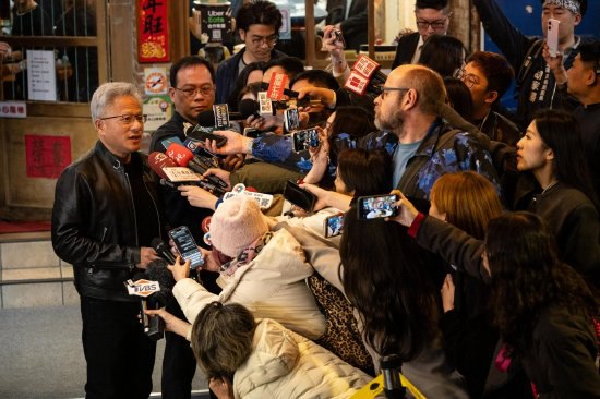 黄仁勋：英伟达将参与OpenAI最新融资轮 投资规模或为公司迄今最大英伟达首席执行官黄仁勋表示，该公司将参与OpenAI的最新一轮融资，并称这可能是“我们迄今为止最大的一笔投资”