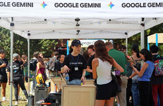 Google与大学合作提供免费的人工智能技能培训Google11月3日宣布与佛罗里达州立大学和阿肯色州合作，扩大“AI教育加速器”计划，为全美学生与职场人士提供免费的AI培训与技能证书