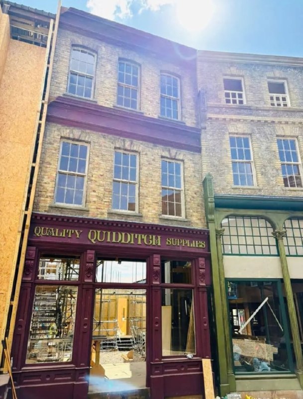 ⚡️《哈利波特》真人剧集片场照曝光：对角巷重现，首季2027年上线网上曝光了《哈利波特》真人剧集的新一批片场照片，其中展示了仿造“对角巷”的街景布景