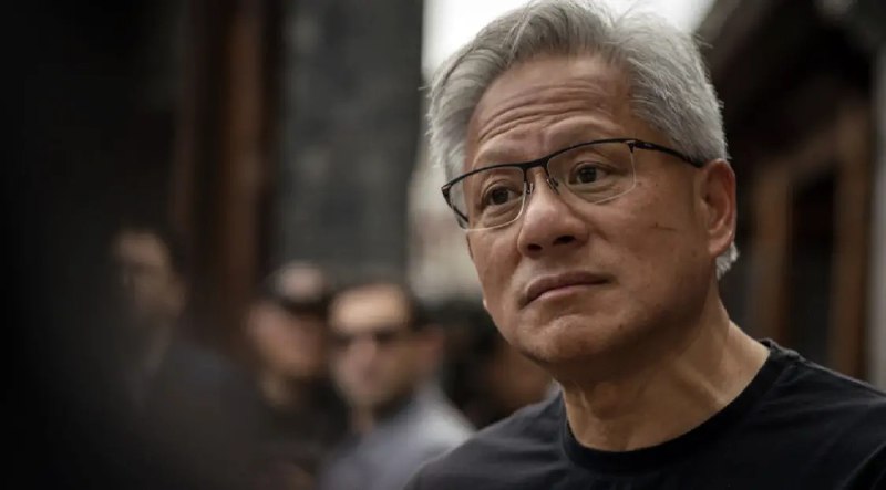 千亿美元投资OpenAI后 英伟达安抚其他客户：所有人都是重中之重据彭博社报道，英伟达公司周一向客户保证，其与OpenAI达成的1000亿美元投资以及联手扩大AI基础设施的里程碑式合作协议，不会影响公司与其他客户的关系