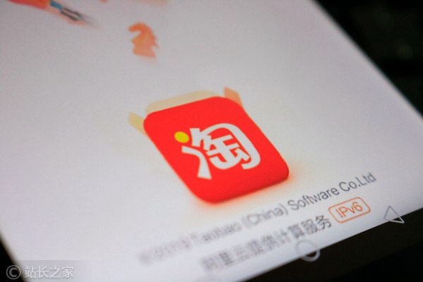 淘宝闪购商家端上线AI语音搜索，复杂操作实现“一问即办”近日，淘宝闪购正式升级其餐饮商家侧的AI Agent入口——“AI店铺助手”，并全量上线语音搜索功能