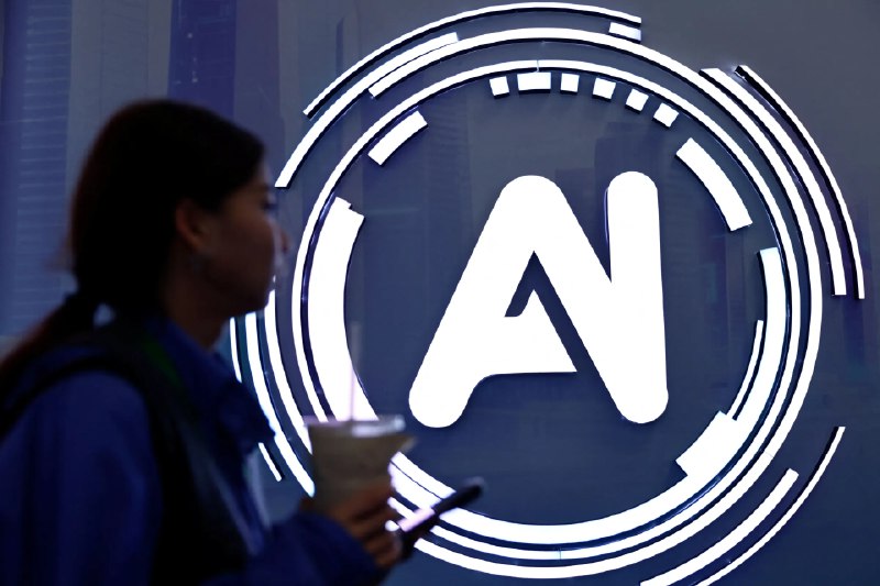 🌐 中美AI双头垄断：中等强国面临“技术附庸”风险与突围路径当前全球人工智能领域呈现显著的中美双头垄断态势，两国拥有全球70%的顶尖研究人员、90%的算力资源，并吸引了绝大部分AI投资