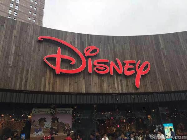 迪士尼乐园引入人脸识别技术，提升入园效率与安全性迪士尼乐园近日在部分入园通道安装了人脸识别技术，旨在防止欺诈行为并提升游客的再入园体验